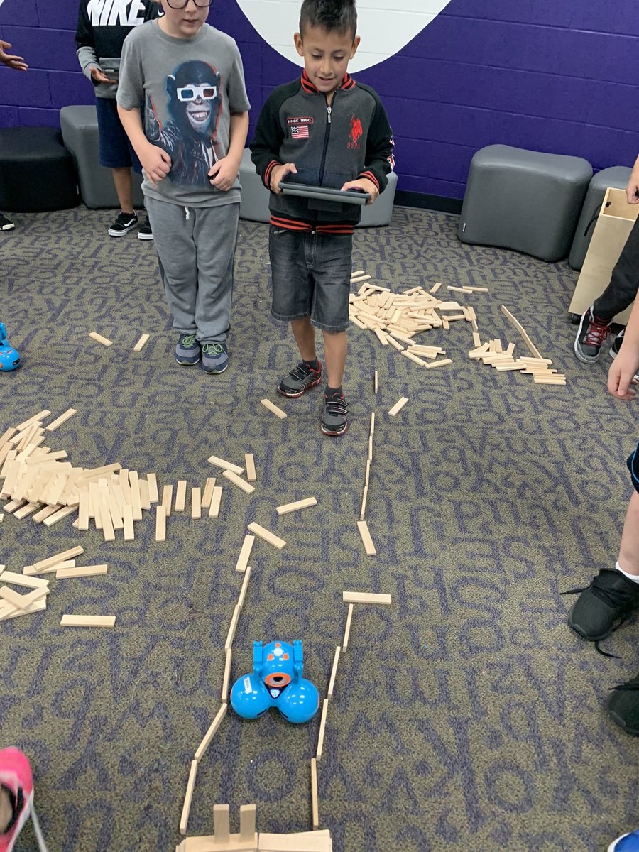 mrs_davis3's tweet image. Working with the Dash bots this past week! Can’t wait for Robot club starting tomorrow!!!!! 🤖🙌🏻 #dashbot #3rdgrade #steam #robotclub #middierising #riseupteamwild @Wildwood_Tweets