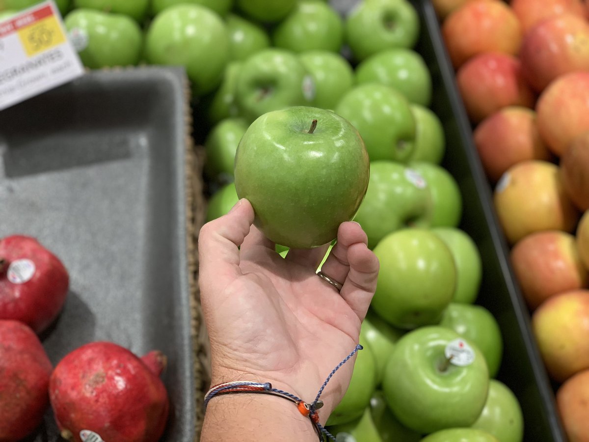 scott_tindle's tweet photo. Sometimes a school project requires a late night trip for a single apple. How to make the best of it? Invoke the spirit Aladdin!
#onejumpahead #disney #riffraff #streetrat #disney #entrepreneurship #teamtinytindle #actuallypaidfortheapplethough https://t.co/zjJCYzfvXy