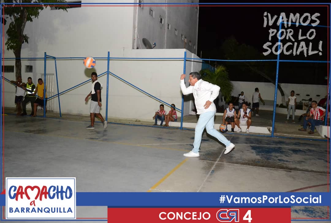 josecamacho01's tweet photo. Entre el deporte y el compartir entre amigos así ha estado este domingo Gracias a la Escuela Juvenil de Fútbol del barrio La Victoria y a los equipos del torneo de Vóleibol del Barrio San José por recibirme, apoyarme y decir #VamosPorLoSocial. https://t.co/9y0GushbvV