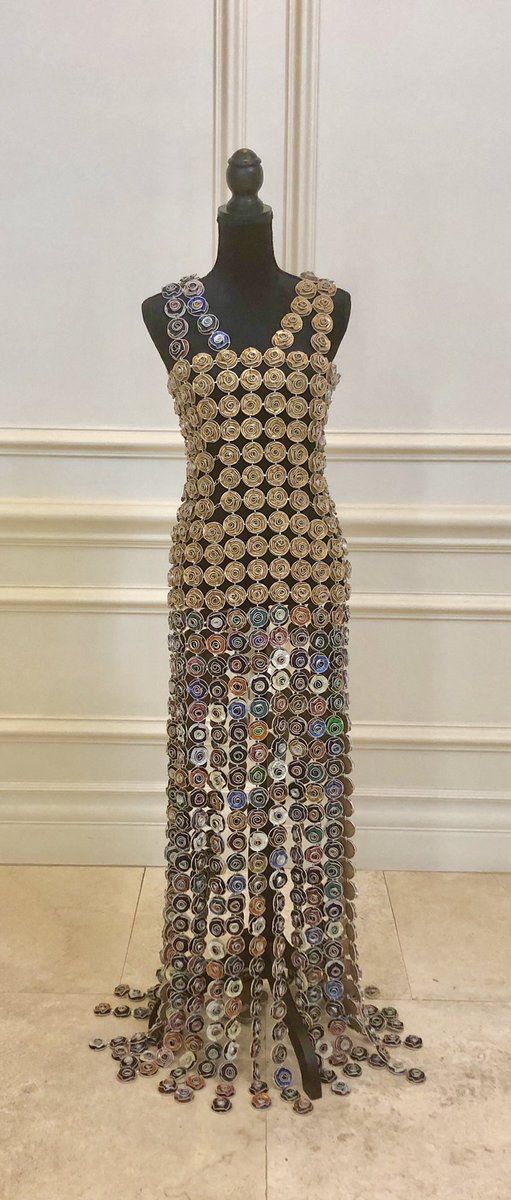 denavarret's tweet photo. 2.562 capsulas de cafe Nespresso recicladas.  Vestido. @adnjewelry @Nespresso @NespressoUSA @NespressoARG https://t.co/bUwcnoQgaW