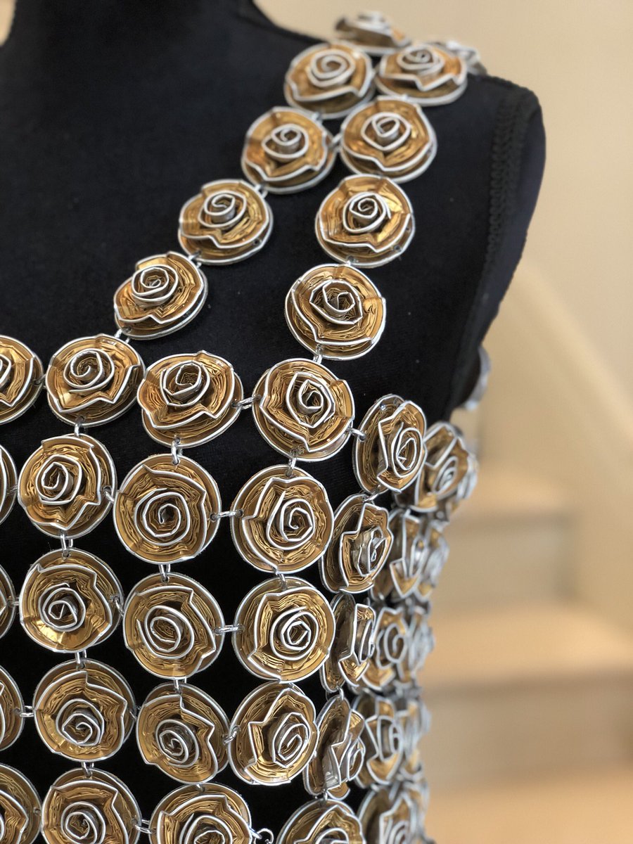 denavarret's tweet photo. 2.562 capsulas de cafe Nespresso recicladas.  Vestido. @adnjewelry @Nespresso @NespressoUSA @NespressoARG https://t.co/bUwcnoQgaW
