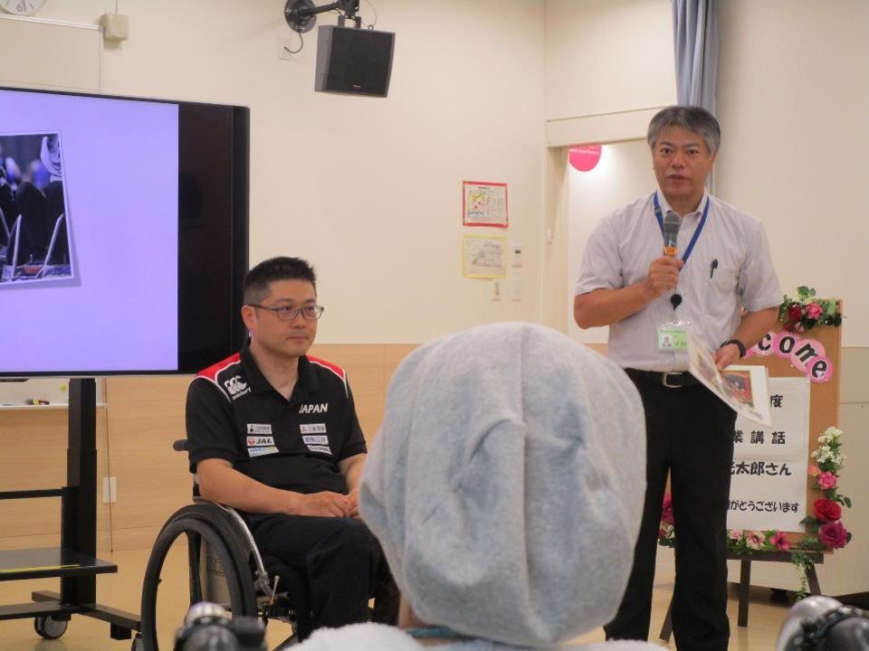 パラドリーム アスリート埼玉 埼玉県立けやき特別支援学校 で 車いすラグビー 日本代表の 岸光太郎 選手が講演を行いました 生徒からは 岸さんの励ましが嬉しかった 僕もリハビリを頑張ろうと思う 支えてくれている人がいる大切さを感じた 等