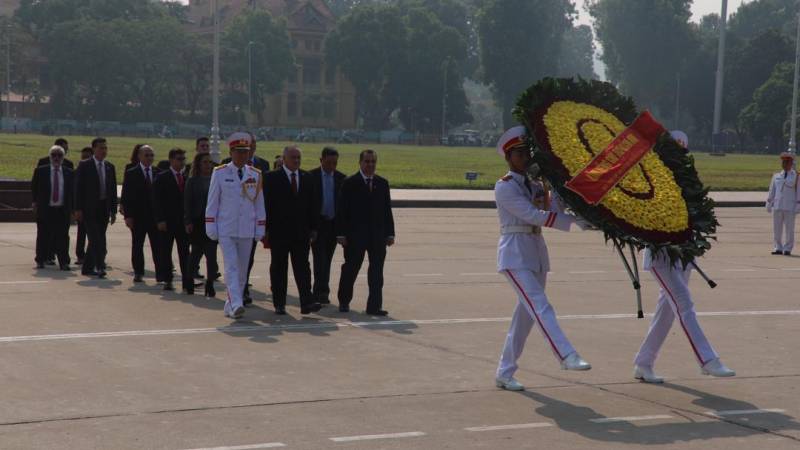 En video: Así fue el recorrido de Diosdado Cabello por el Mausoleo de Ho Chi Minh en Hanoi mazo4f.com/205886  #LaVerdadDeVenezuelaEnLaONU #GuaidoParacoRastrojo