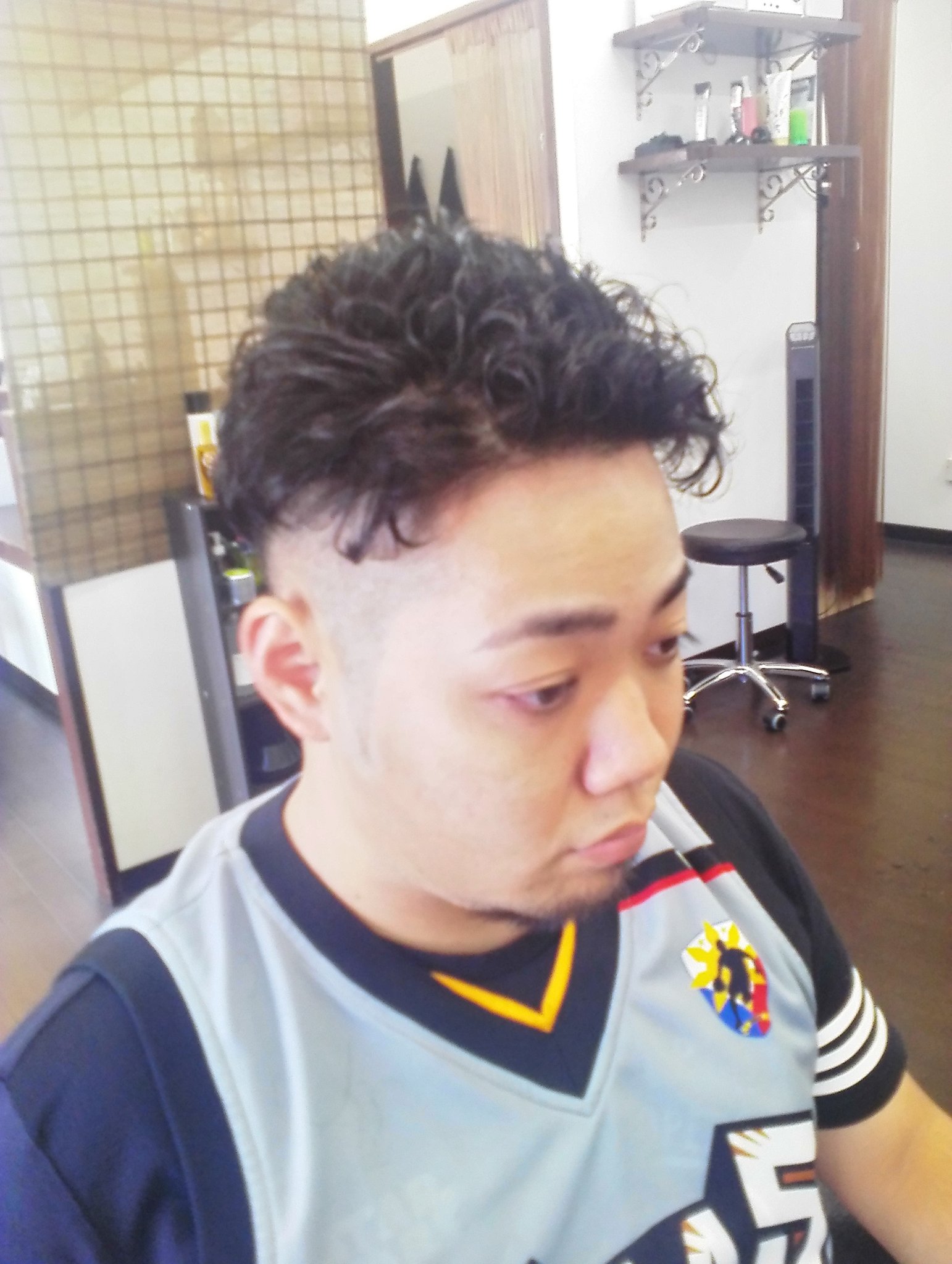 Hair 癒庵 高く刈り上げたツーブロック フェードスタイルにパーマ 少し強めのカールでワイルドに セットも簡単でオススメスタイルです 沖縄 泡瀬 理容室 床屋 美容室 メンズカット メンズ髪型 ヘアスタイル ツーブロック フェード バーバー