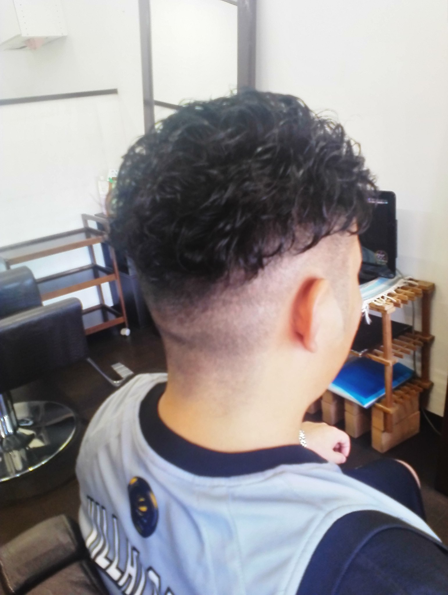 Hair 癒庵 Su Twitter 高く刈り上げたツーブロック フェードスタイルにパーマ 少し強めのカールでワイルドに セットも簡単でオススメスタイルです 沖縄 泡瀬 理容室 床屋 美容室 メンズカット メンズ髪型 ヘアスタイル ツーブロック フェード バーバー