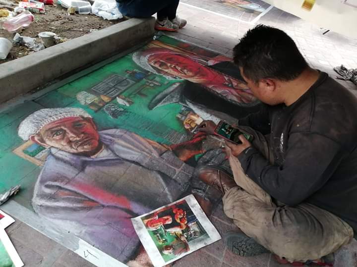 CruzitoGonzlez1's tweet photo. Acámbaro, Gto. 29/9/2019 El día de hoy Refugio, Felipe y Nohemi Santoyo trabajan plasmando sus rostros en Jardín del arte Pedro Cruz .
Bien merecido para los panadero A Doña Martha y Don Ramón los viejecitos del panecito de a peso.
https://t.co/8uFegNCuDg https://t.co/bkOYT7j0XT