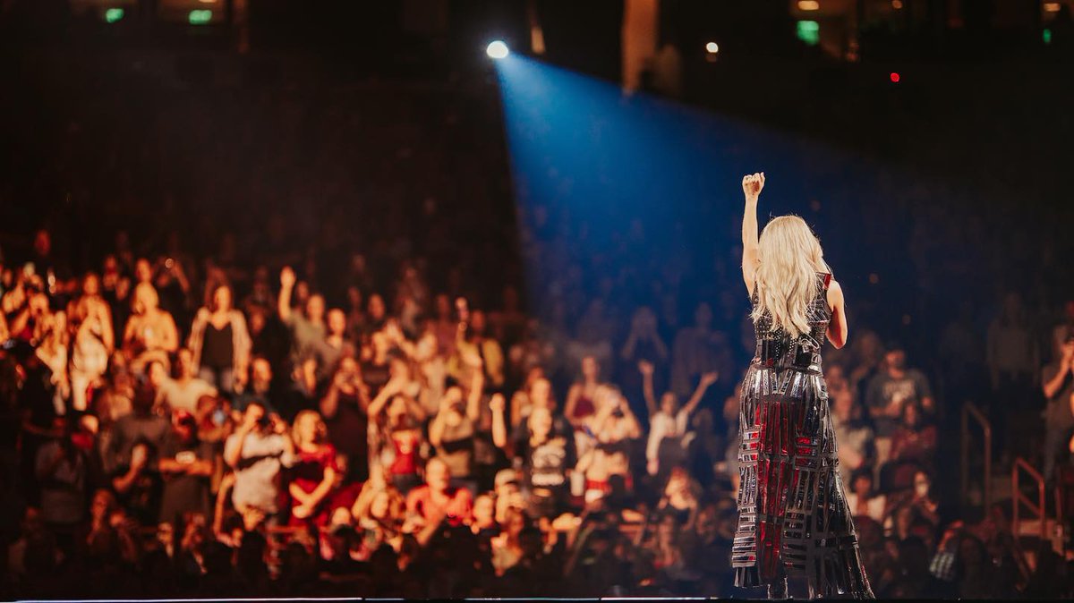 Columbia brought the noise tonight!!! Thanks for the love! 😘 #CryPrettyTour360 #SouthCarolina