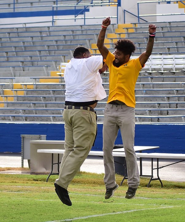HillsboroGlobe's tweet photo. Too awesome! @HHSBurroSports #metrocoachesrock #BurroNation @hillsborofb https://t.co/TmTaOEMohx