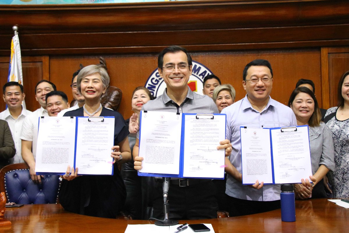 IskoMoreno's tweet photo. Pinirmahan ngayong araw ang Ordinance No. 8570 para tayo ay makapagbigay ng P800 cash na birthday gift para sa mga mahal nating senior citizen sa Lungsod ng Maynila.

#CommitmentDelivered!

(Photos by Rae Gerald Ferrer/@ManilaPIO)

#BagongMaynila #SimplyNoPlaceLikeManila https://t.co/7gtbMZnxO2