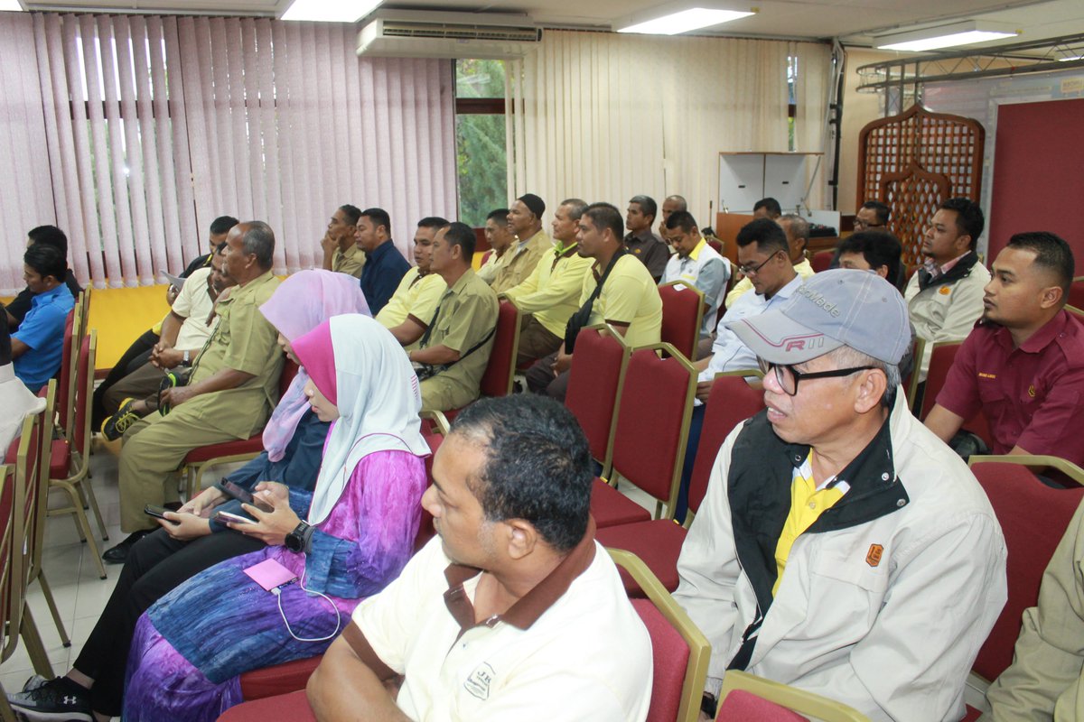 Seminar Pengurusan Keselamatan Pekerjaan dan Kawalan Trafik bertempat di Dewan Serbaguna Tingkat 1 JKR Kemaman.
<a href="/yusufghani200/">تذكرة</a> 
<a href="/JKRTerengganu/">JKR Terengganu</a> 
<a href="/HassanKamarudd3/">Hassan Kamaruddin</a> 
<a href="/AlAzhar_JKR/">Al Azhar</a> 
#AmbilBeratRakyatSenan