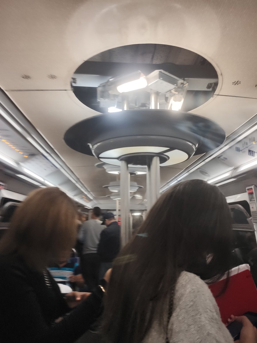 conducteurbus93's tweet photo. Bonjour @Ligne13_RATP  @ClientsRATP  cache du luminaire déclipsé sur le métro 30094. Bonne journée à vous !! https://t.co/s8nVpkaDJF