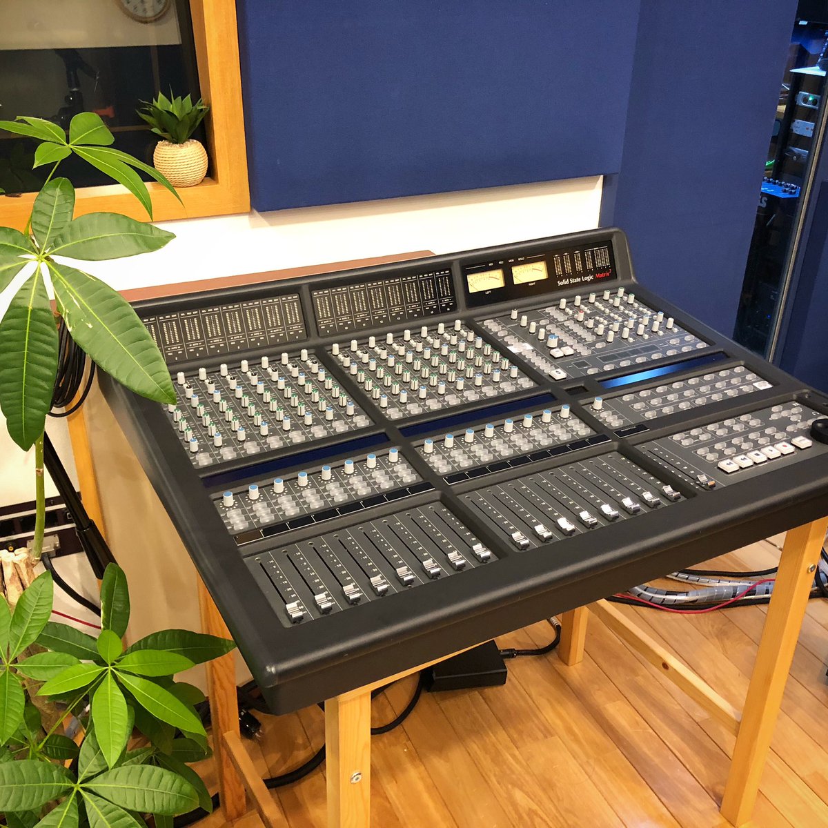 Solid State Logic MATRIX2 これ新品定価300万くらいするらしい。😳😳😳 今回は中古でお安く手に入れることができました。  MATRIX1と入れ替えしたあと古い方は修理に出す予定です。戻ってきた後はどうするかまだ決めてない。 いやホントはこれ買う前に買いたいもの ...