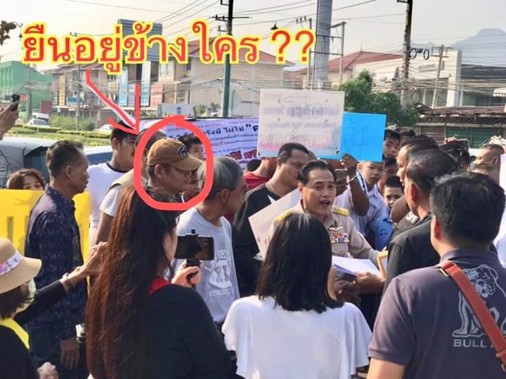 raw_va's tweet photo. เหตุการณ์ชุมนุมประท้วง ผอ. โรงเรียนวิสุทธรังษี
มีเหตุต่อย อ.ศุภชาติ ซึ่งเป็นที่เคารพ รักของศิษย์เก่า และท่านซึ่งเป็นระดับ ผอ. และเสือกโง่ให้คนจับได้ต่อยเสร็จแล้ววิ่งเข้าไปในรร. ฉลาดดี และที่จ้างมานี่มีแต่หน้าโหดเนอะ555 #วสกจ @EJanNews @onenews31 #savevisut https://t.co/FyIgggJoyN