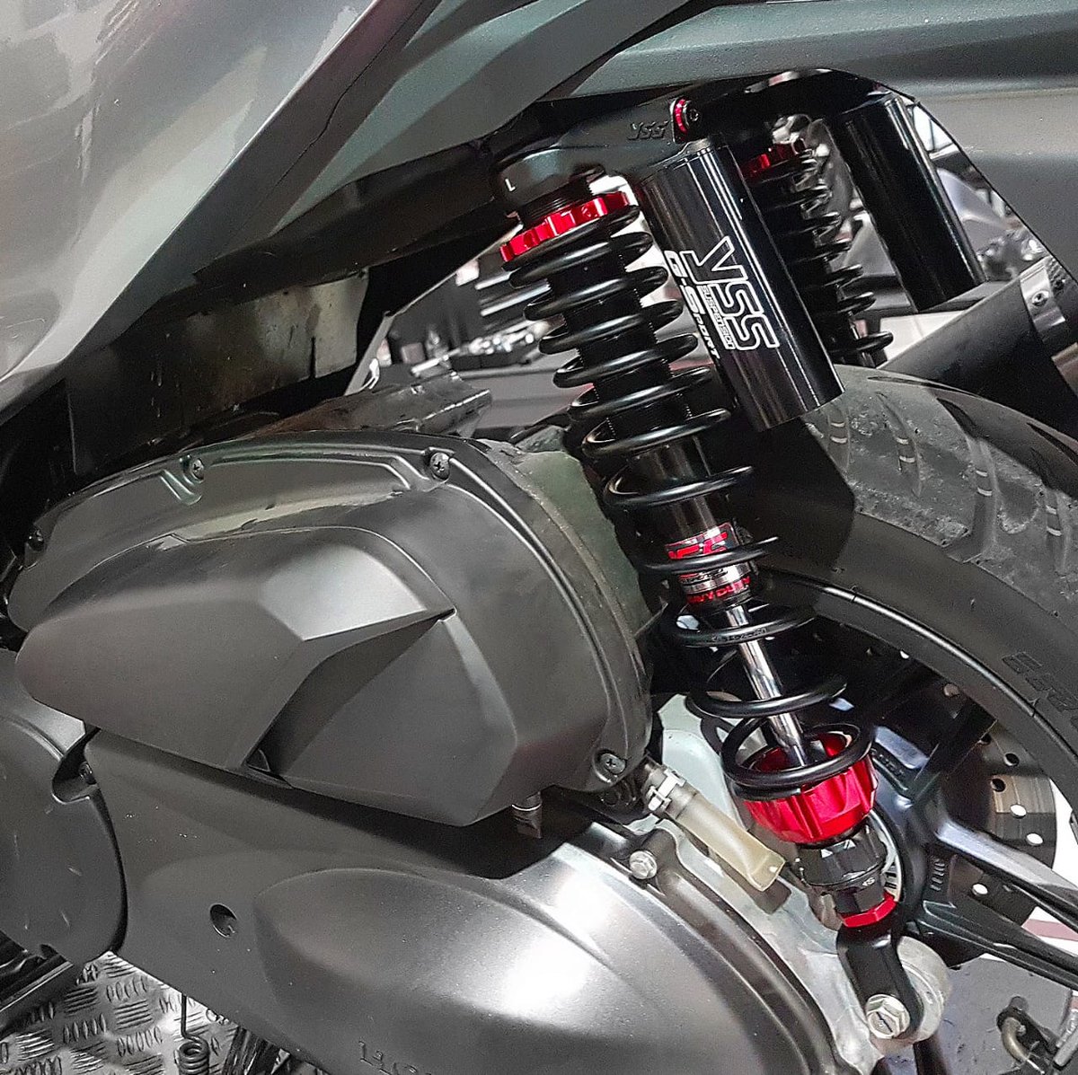 tdrmitra2000's tweet photo. YSS Black Series, G-SPORT Seri terbaru dengan warna hitam untuk tampilan lebih elegan. 
.
Diperlengkapi dengan Progressive Spring, Rebound, Length Adjuster dan Spring Preload. - https://t.co/7uw9LoRPoz
.
#SuspensionSystems #BlackSeries #MITRA2000 #GotoTheNextLevel #LevelUp https://t.co/HypltjUs3s