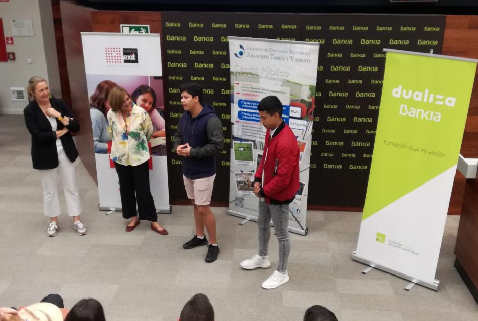 <a href="/evaguado/">eva aguado</a> <a href="/Mariahgandara/">María de la Gándara</a> Y los más importante, los alumnos, toman la palabra para explicar la ilusión que les despierta participar en este proyecto. Se llaman Jesús Antonio Vargas y Ángel Estrada pero podrían llamarse Cicerón por lo bien que lo han explicado #FP