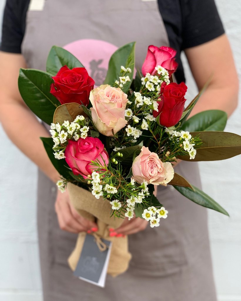 PocoPosy's tweet image. Tuesday’s Posy 🌷❤️💕 Beautiful Red + Hot Pink + Pale pink Colombian roses 🌹📸 Medium Pictured