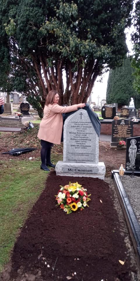 mayordcsdc's tweet image. A momentous day for the McCrossan Clan as they celebrate the memory John McCrossan the Bard of Evish

Poet, farmer, father and a great writer
 
It was an honour for me to unveil the most beautiful headstone to mark the spot where John and his wife and family are buried