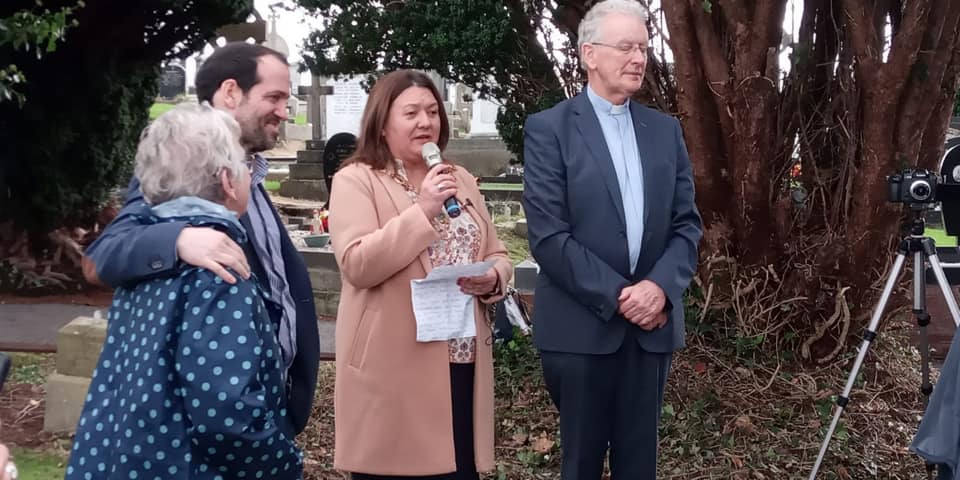 mayordcsdc's tweet image. A momentous day for the McCrossan Clan as they celebrate the memory John McCrossan the Bard of Evish

Poet, farmer, father and a great writer
 
It was an honour for me to unveil the most beautiful headstone to mark the spot where John and his wife and family are buried