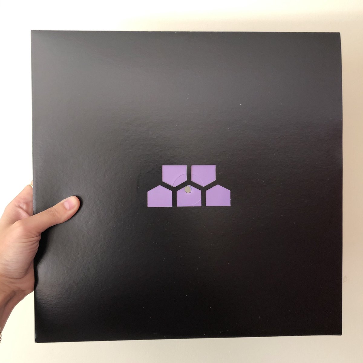 NEIGHBOURHOOD_'s tweet photo. HOOD005 The Hive : Vol 1 records have arrived and it’s out today!! 🐝🐝 @dBridge @PalemanUK @cadansmusic @Roberto_UK @DJ_Tasha &amp; @KSP_Modernist @ReflecSH Roberto &amp; Yelhsa (@Skepticaluk) &amp; Moniker, shipping out today!! https://t.co/GmedNdQBKg https://t.co/Jh7J731XaA