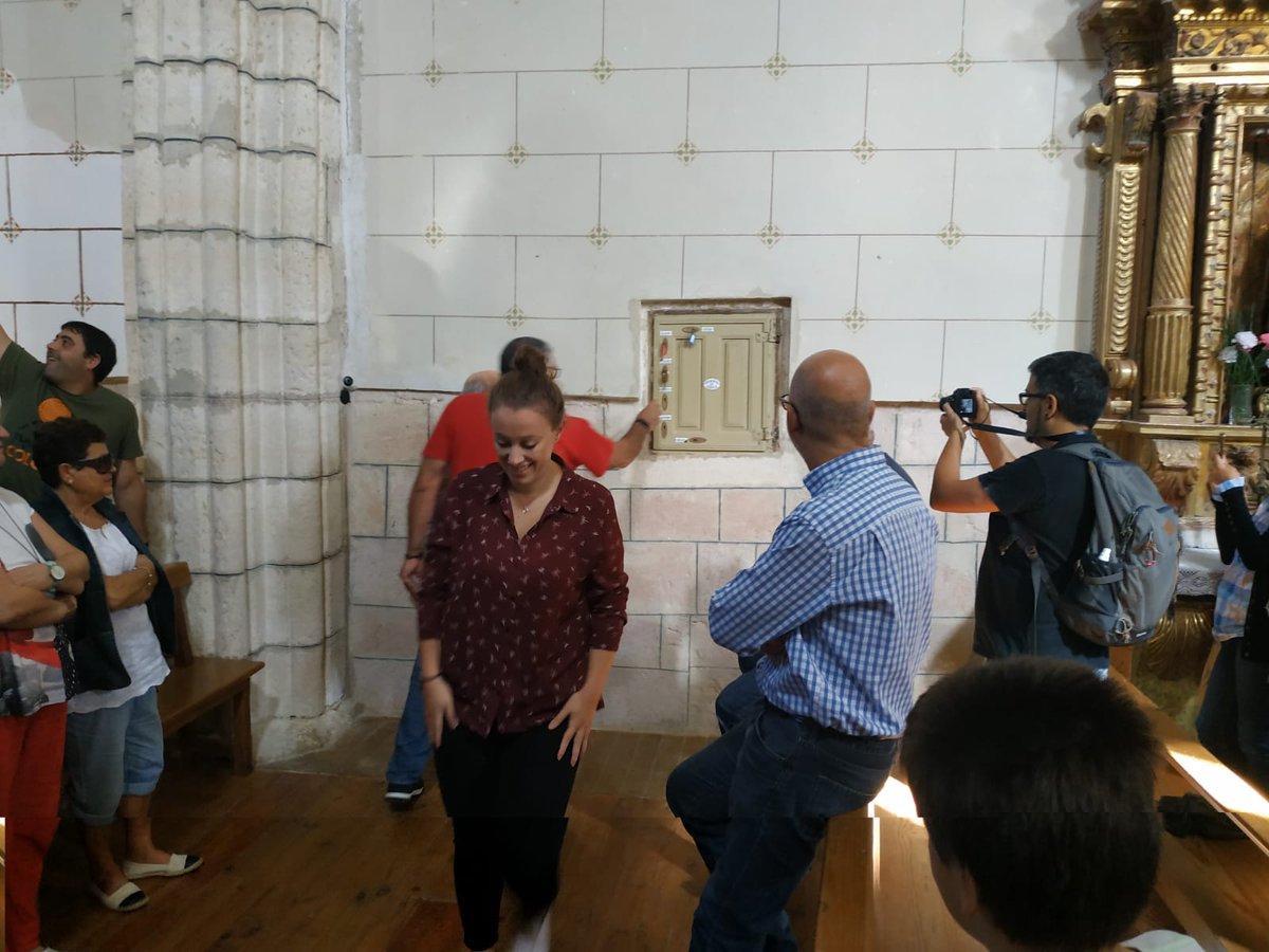 radio_vitoria's tweet photo. Apertura del cofre de la Comunidad de #Izki Alto a la que pertenecen los #concejos de #Urarte #Quintana #Markinez #Urturi #Bajauri #Obekuri🗝 @MontanAlavesa #CondadoTreviño📍 Gracias a la junta administrativa de #Markinez por pasarnos estas imágenes a #Herrian @AcoaAke ☑️ https://t.co/OoaQBzl89w