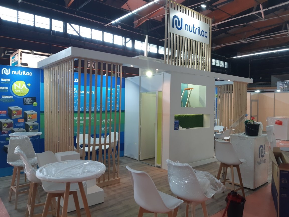 nutrilac_fr's tweet photo. J-2 avant le @SommetElevage ! L'équipe montage s'active sur notre nouveau stand, bien différent du @SPACERennes. On se retrouve autour d'un 🍷, d'un bout de St Nectaire, avec des idées plein la tête et de belles nouveautés, dès mercredi stand 158, hall 1 (Crédit: OR) https://t.co/QXCLf3ISCI