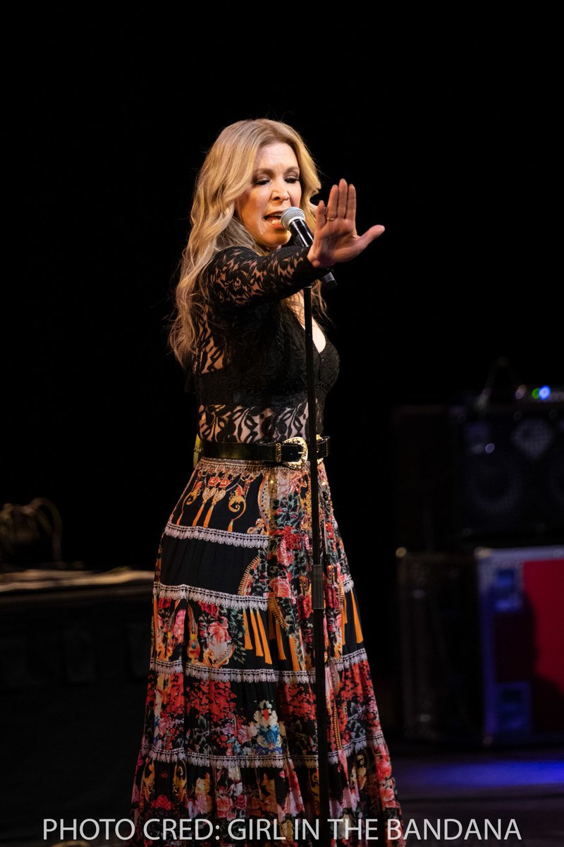 jeffreys_gina's tweet image. The past few weeks have been so incredible, going on tour and seeing all your lovely faces, travelling around Australia... and America!! There's no stopping now #BeautifulTangleTour  🤩 Pic by Jordy (girlinthebandana on IG)