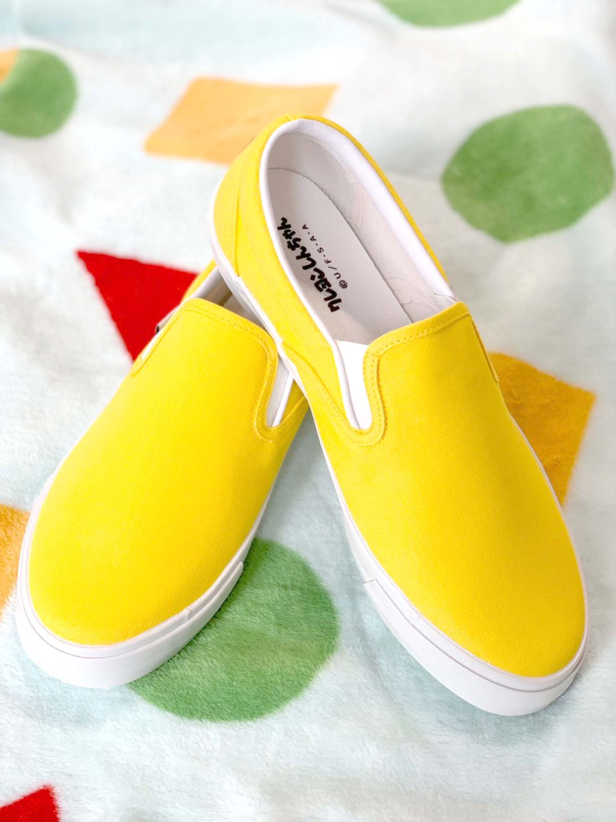 公式 クレヨンしんちゃんオフィシャルショップ アクションデパート東京駅店 そしてもう1種 なんとしんちゃんとお揃いの 黄色い靴 その名も オラの靴 まっ黄色の靴に しんのすけ と書いてあるネームタグ 後ろにはしんちゃんの刺繍が ファンの
