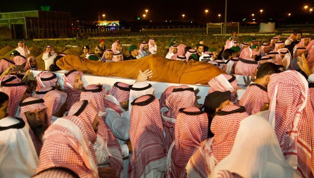 وقتن علينا كاثراتن علومه
وباهل الاشده والقروم يتهزا

ماهوب بس مطير وإلا الحكومه
أيت سعودي في الفغم ينتعزا