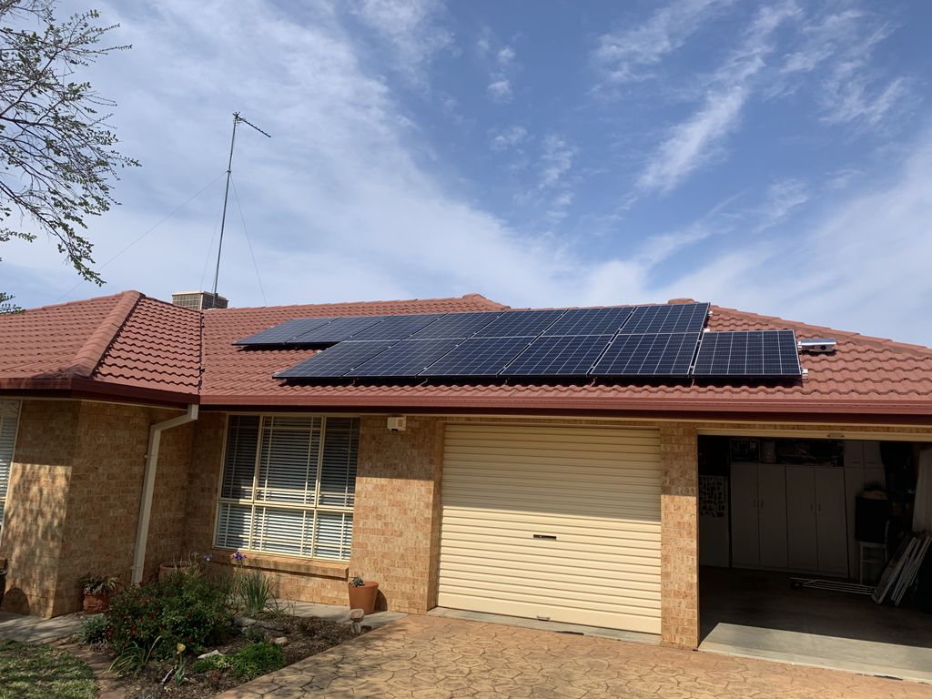 CASESolar's tweet photo. PARKES - Referrals are the best sales. A satisfied customer passed us on to Geoff and we got it done
6.6kW
21 x 315W Jinko Cheetahs
Fronius Primo 5 with Smart Meter
Clenergy Racking supplied by Greentech Hoxton Park.
Another satisfied customer
1300-551-239
#CASEsolar
#Statewide https://t.co/hcX4MEScCY