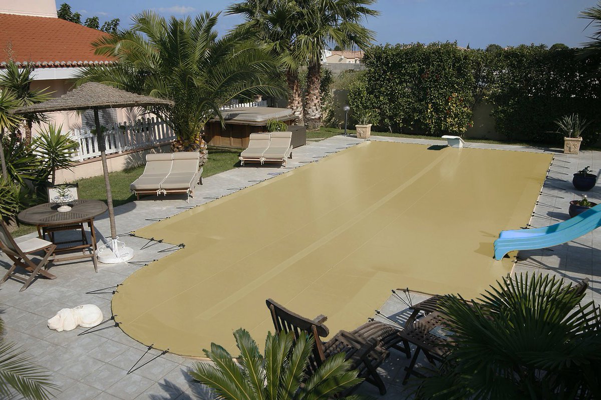 Il est conseillé de couvrir sa #piscine en #hiver quand elle n’est plus utilisée. Une bâche d’hivernage apporte plusieurs avantages : #protection, #confort et #sécurité. 
Il existe plusieurs modèles de couvertures, renseignez-vous auprès de votre distributeur #AstralPool !
