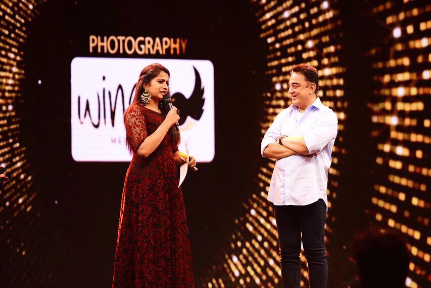 parvathy_5's tweet photo. Blessed 😇 Unforgettable moment with the Pride of Indian Cinema, Padma Bhushan @ikamalhaasan
We love you Kamal sir❤️ PC : @raj_wings 📸
Wearing @chakrabortymukta 👗
#Blessed #kamalhassan #fangirl #treasuringmoments #momentstocherish #LoveMyJob #Parvathy #EmceeDiaries https://t.co/CeOFLTmNU1