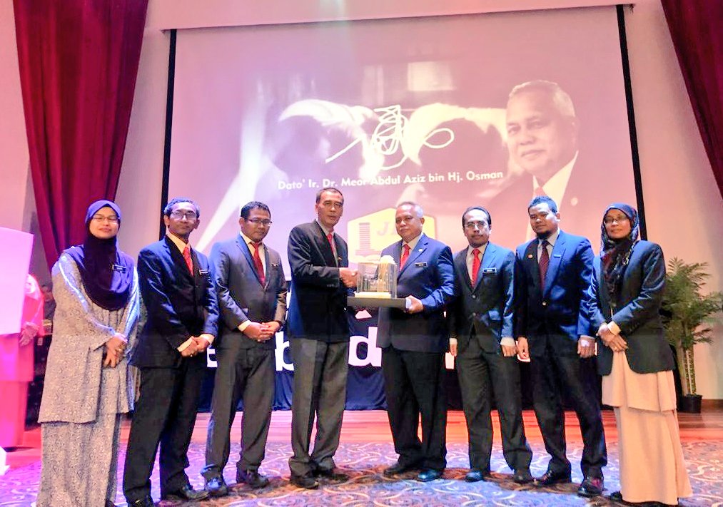 Selamat bersara YBhg. Dato’ Dr. Ir. Hj. Meor Aziz bin Hj. Osman @kpkrjkr <a href="/JKRMalaysia/">JKR Malaysia</a> dari Warga #JKRTerengganu.  
Tn.Pengarah Ir. Yusuf bin Abd Ghani <a href="/yusufghani200/">تذكرة</a> &amp; JD2 bersama-sama dlm Majlis 'Sedetik Bersama Seabad Mesra' sempena persaraan beliau.
<a href="/Nuzulnisa/">Nuzulnisa Barudin</a> <a href="/jasmi99203168/">jasmi</a>