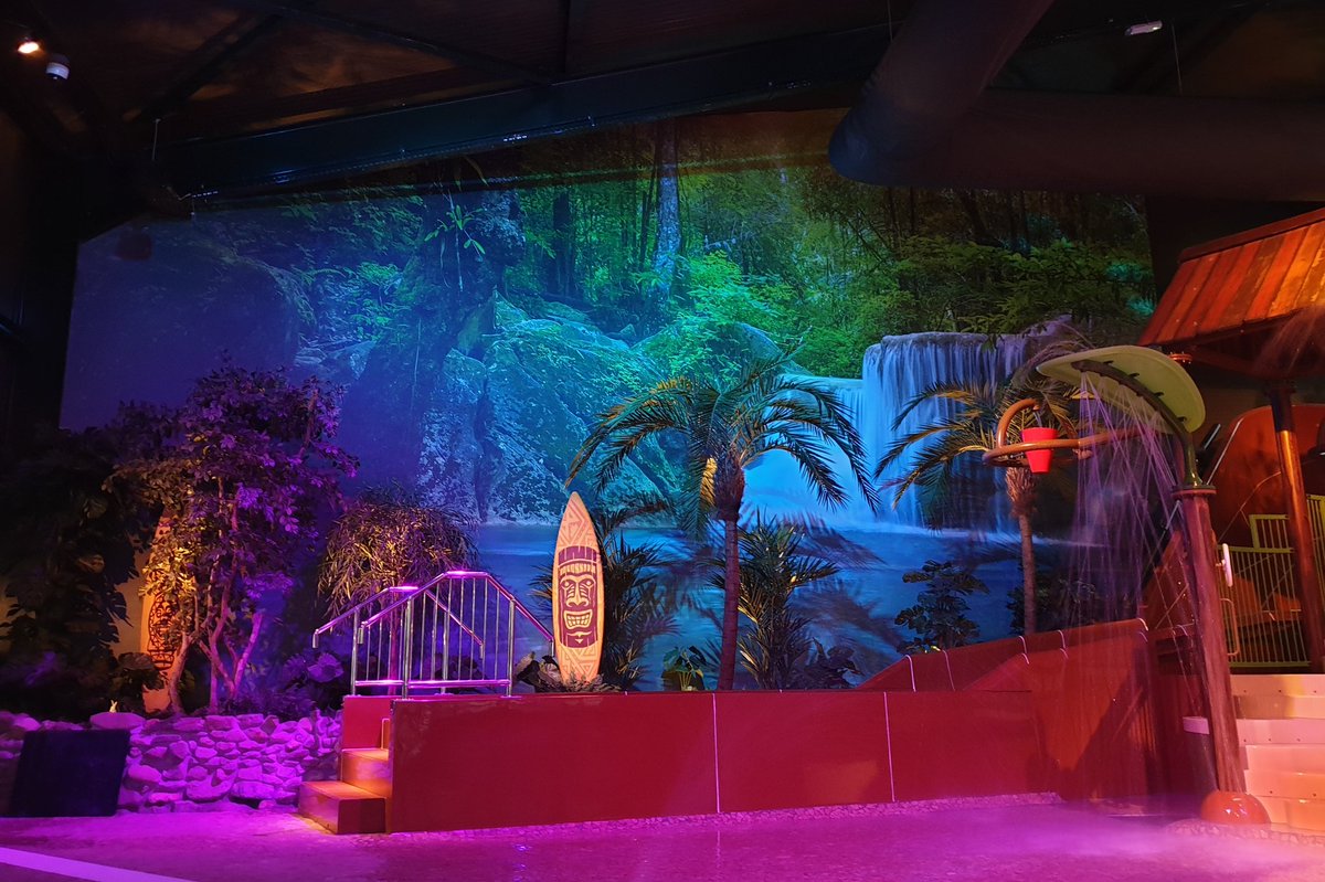vrijdag jl. was de opening van het vernieuwde subtropisch zwemparadijs in Landal Het Vennenbos. O.a. met een wallpaper van 10x15 meter. Met licht en geluidseffecten en waterattracties is het een spectaculaire beleving voor de gasten #interieurbeleving <a href="/landalnl/">Landal</a>