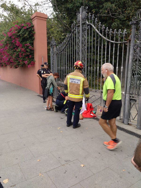 2020RpeCSevilla's tweet photo. Los bomberos han liberado a las personas que se habían encadenado al Palacio de San Telmo para pedir medidas ante la #EmergenciaClimatica.
Pero quienes tenían y tiene realmente la llave para liberarnos es el gobierno de @AndaluciaJunta y el resto de gobiernos. ¡Accion ya! https://t.co/LlStpJPCZR