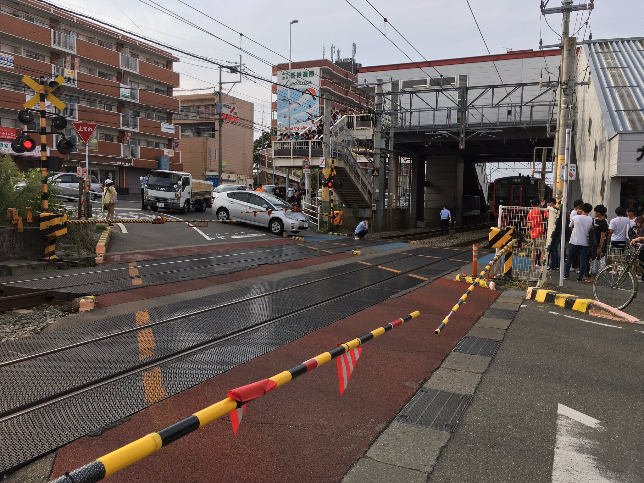 画像 車が縁石に乗り上げて踏切降りたまま 九産大前 T Co Rcmg9dtshd まとめダネ