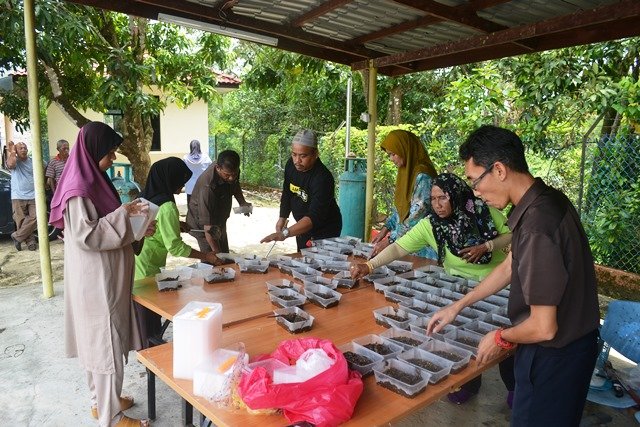 Program kacau bubur asyura anjuran KSK JKRS yang membabitkan semua kakitangan. Program ini dapat mengeratkan silaturahim dan kerja berpasukan antara kakitangan <a href="/JKRTerengganu/">JKR Terengganu</a> <a href="/yusufghani200/">تذكرة</a> <a href="/Wanzaid767/">WAN ZAID</a>