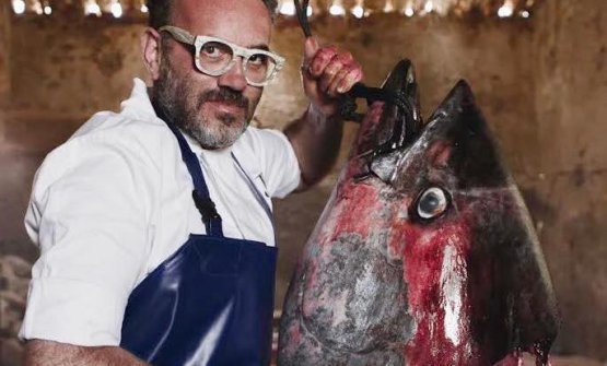 identitagolose's tweet image. Luigi Pomata che fa stagionare il tonno in scatola 30 anni, ed è eccezionale.
Una riserva di latte superlative, «possono rimanere lì anche di più, seguo il metodo di mio nonno». E le sardine di 75 anni... identitagolose.it/sito/it/132/24…