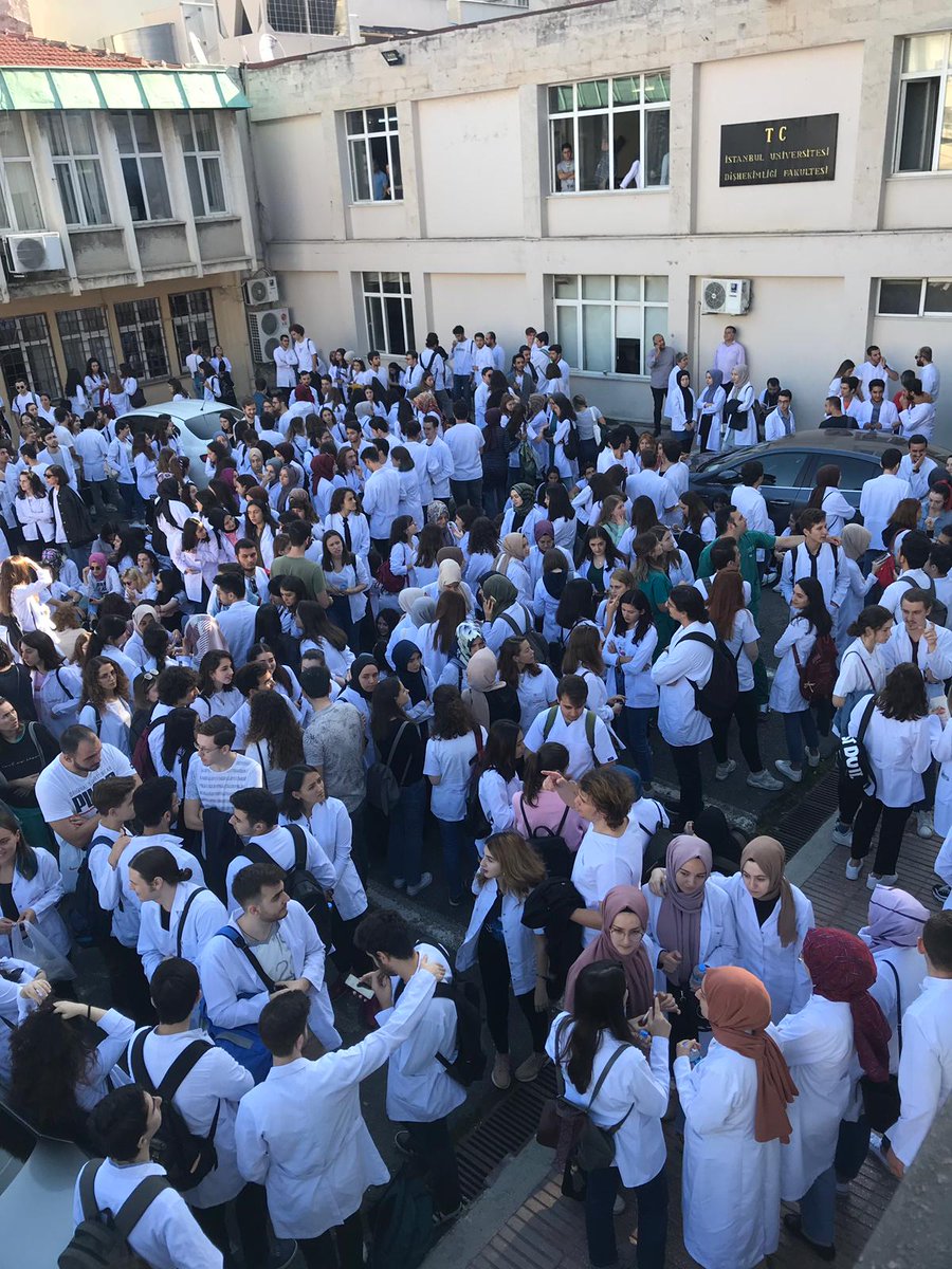 medikritik's tweet photo. Çapa Diş Fakültesi'ndeki eylem devam ediyor.
#capadisbagiriyor
#capabagiriyor
#capadadeprem https://t.co/7bFSPbySJa https://t.co/M2LTbIq3R3