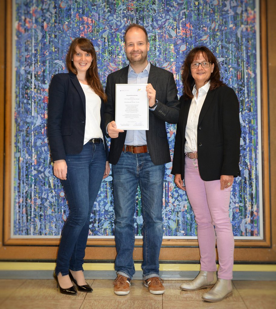 pfh_goettingen's tweet image. Kooperationsurkunden-Übergabe an der #BBS1 #Emden.🤝 Die #Berufsschule erhält Anerkennungen für die #Ausbildungsberufe: ⁠Bankkaufleute,
Groß- und Außenhandelskaufleute,⁠
Kaufleute für #Spedition &amp;amp; Logistikdienstleistungen und Kaufmann/-frau für #Versicherungen und #Finanzen.