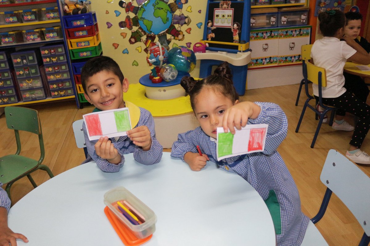feijoozorelle's tweet photo. Aquí tenéis varias imágenes del gran trabajo de los peques de infantil para el #Díaeuropeodelaslenguas #Erasmuspluszorelle #coeEDL #del2019 @Mjnovo @sepiegob https://t.co/sU45WVHXfo