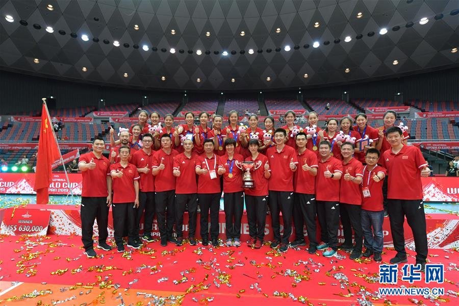 人民網日本 W杯表彰式で優勝祝う中国女子バレーチーム 大阪 日本で開催されたワールドカップ W杯 バレー19女子 大会の表彰式が29日 大阪で行われ 11戦全勝の見事な成績で優勝を手にした中国チームがその勝利を祝った