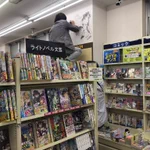 書店の壁に落書きしている人は!？「名探偵コナン」の作者ご本人だった!