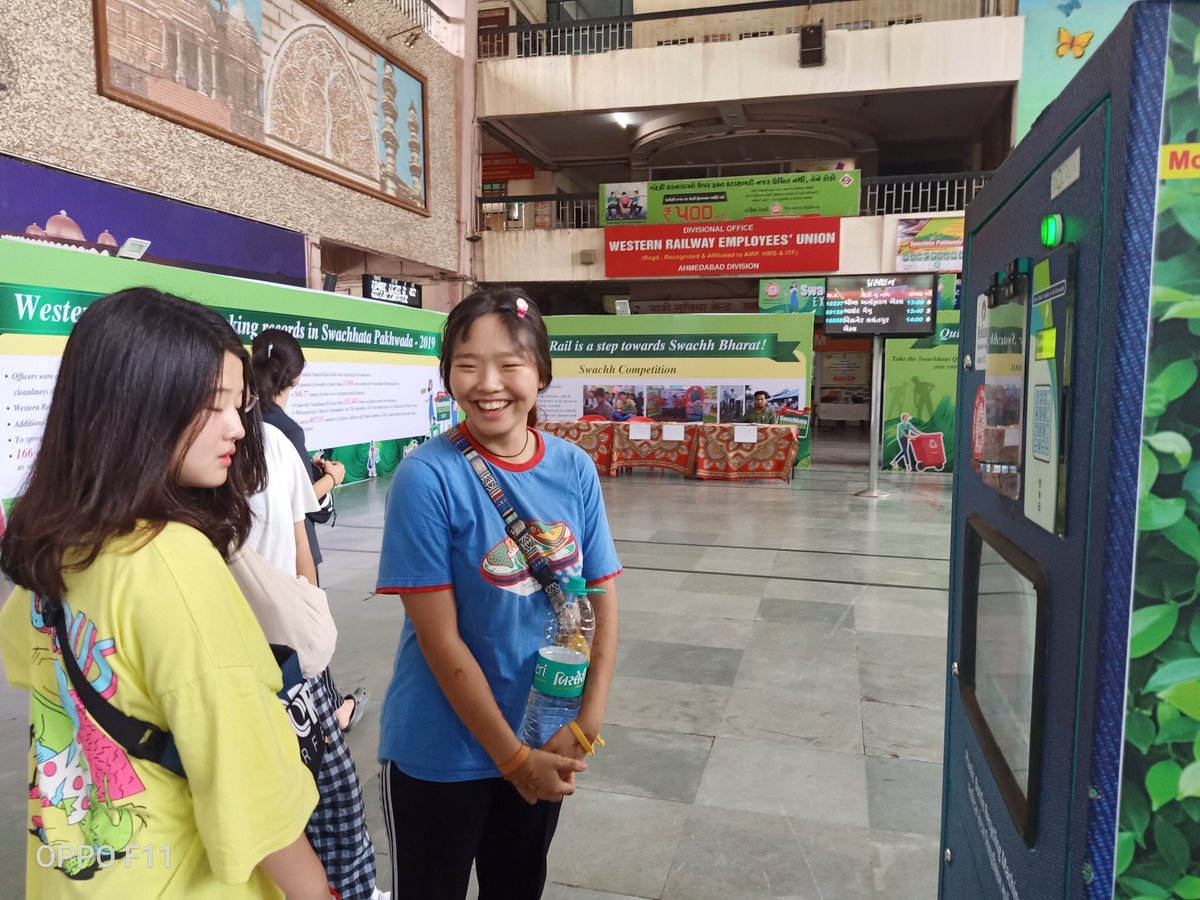 Visitors from South Korea visited WR's Swachchta Exhibition at #Ahmedabad station during #SwachhataHiSeva Pakhwada & appreciated Railway's steps to ban single use of plastic in railway premises & save our environment. #beatplastic #PlasticFreeIndia