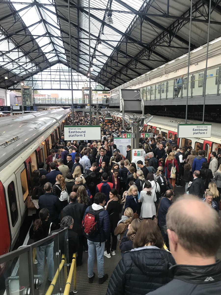 azzylondon's tweet photo. Delays on #districtline. This is Earls Court just now. @TfL @districtline #tfl https://t.co/BkEnSz4OMu