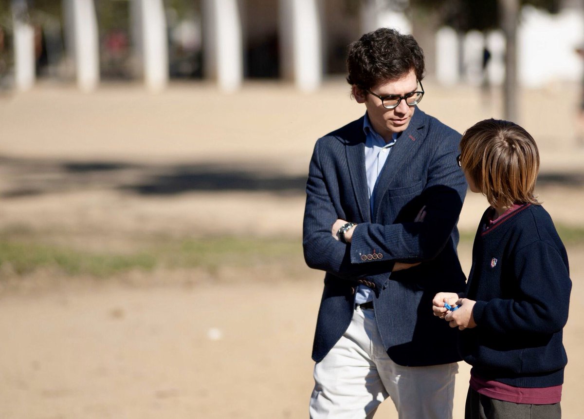 BellLlocdelPla's tweet photo. El tutor #personal és una figura pròpia de Bell-lloc. A través d'ella es procura conèixer bé a l'alumne, guiar-lo en la presa de decisions, personalitzar la seva educació al #col·legi i ser el principal nexe entre #família i escola. https://t.co/De0OUA1xcy