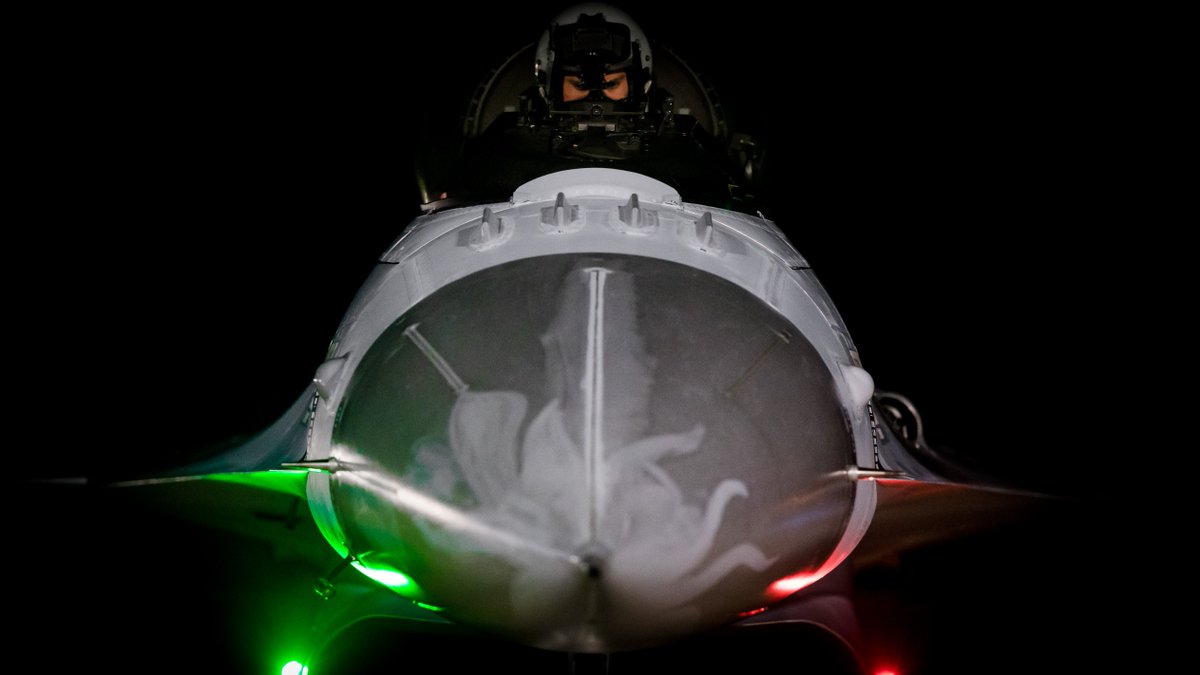 VlbLeeuwarden's tweet image. Vanaf vandaag gaan we @vlbleeuwarden weer met onze F-16's samen met @vlbvolkel in de avonduren vliegen. Dit doen we van maandag tot en met donderdag tot uiterlijk 23:00 uur. Op vrijdag vliegen we alleen overdag #FWIT2019 #avondvliegen #trainasyoufight