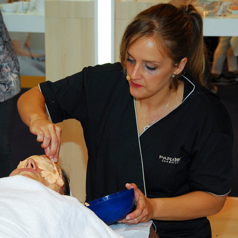 . <a href="/PARAISOCOSMETI/">PARAISO COSMETICS</a> presentará sus últimos lanzamientos y novedades en #SalonLook y realizará demostraciones en el stand a cargo de la responsable de formación de la marca.
La firma además patrocina el XII Congreso de Estética y los Talleres de Masajes del Mundo durante la feria.