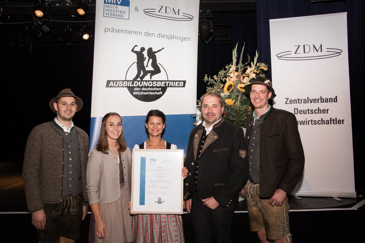 milchindustrie's tweet photo. #MIV und #ZDM würdigen besonderen Einsatz der #Bergader Privatkäserei für die #Ausbildung von Nachwuchskräften als „#Ausbildungsbetrieb der deutschen Milchwirtschaft 2019“: https://t.co/iAw7LYAGva https://t.co/uyfCmEHj25