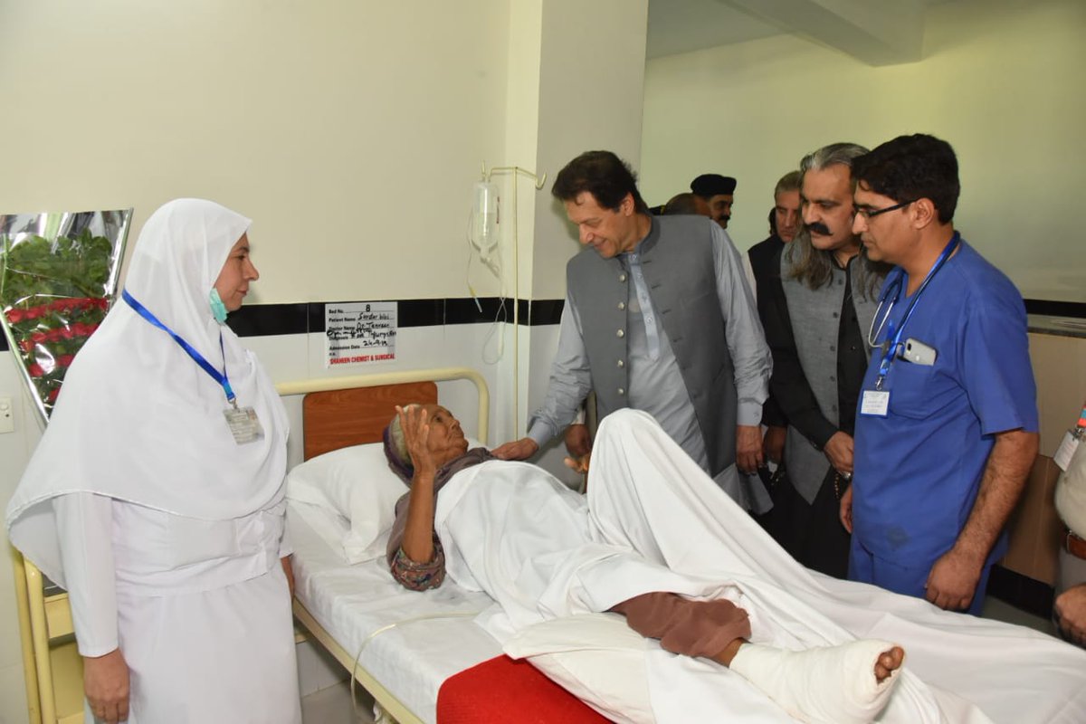 GovtofPakistan's tweet photo. وزیراعظم عمران خان کی زلزلے سے متاثرہ زخمیوں کی عیادت کے لئے ڈسٹرکٹ ہسپتال میر پور آمد. https://t.co/s9gy1sXfXo