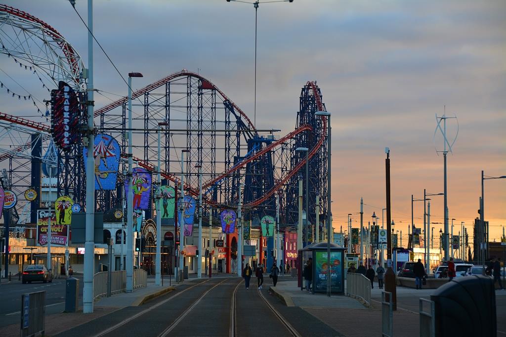 LOOK AROUND #FYLDECOAST: We're off to New South Promenade #Blackpool South Shore. 
#Sunsets, strolling, admiring the view... what's not to like!

More here - liveblackpool.info/about/seafront…